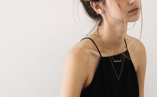 girl showing jewelry trends with minimalist necklaces