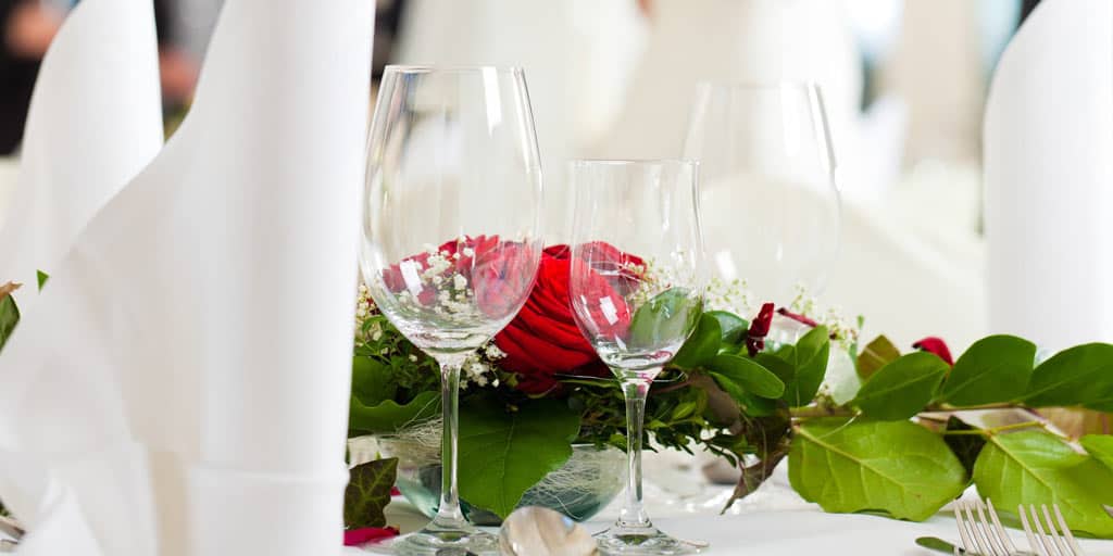 Wedding table with roses and champagne glasses